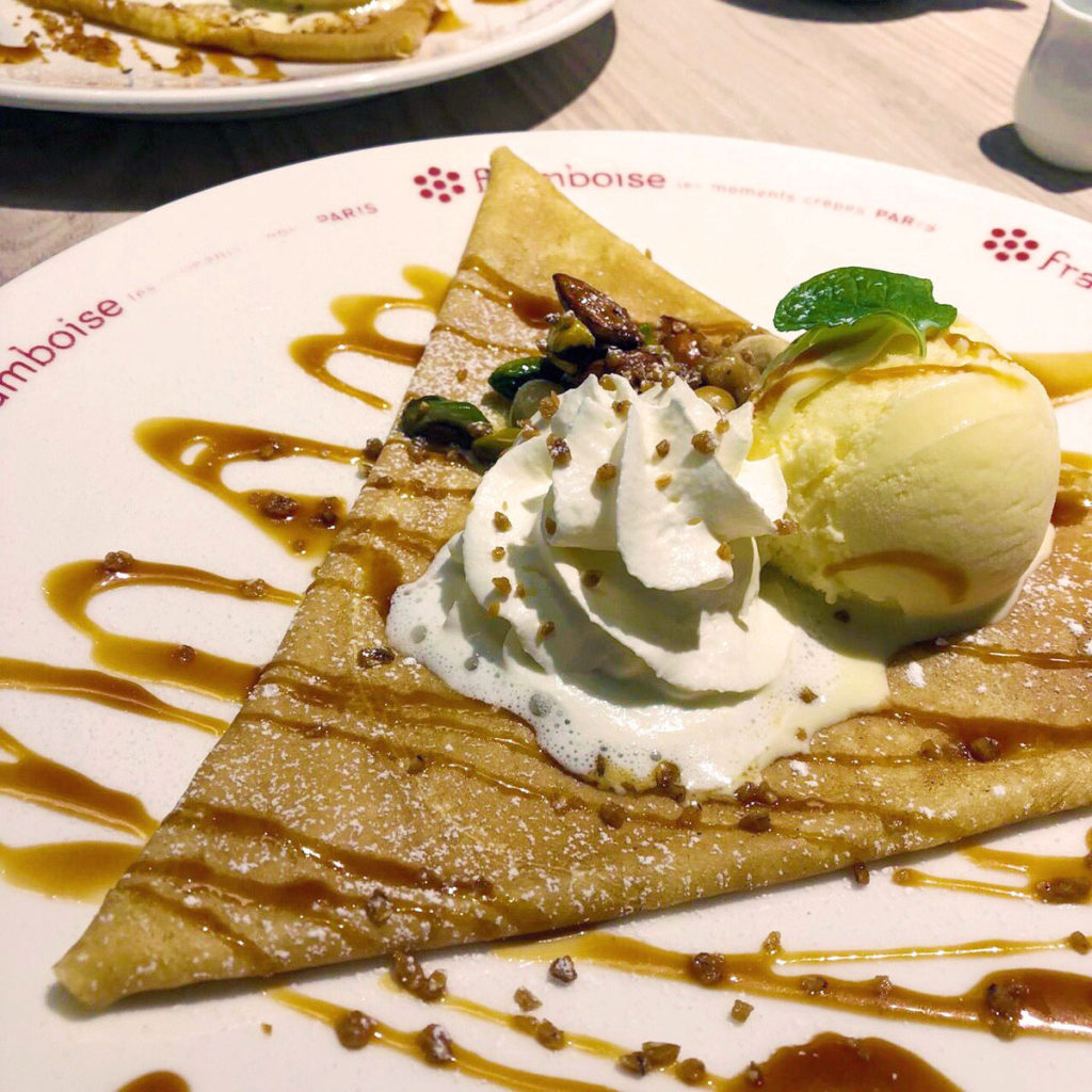 ハニーナッツ、塩キャラメル、バニラアイスのクレープ